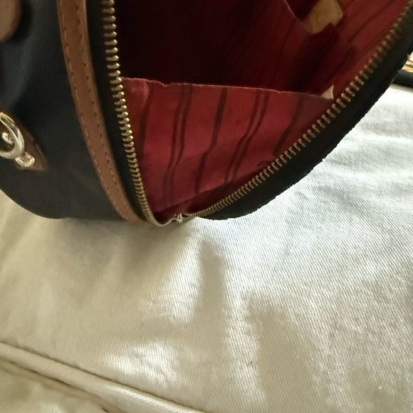 Louis Vuitton Black Crossbody Bag with Monogram Pattern - Picture 4 of 6